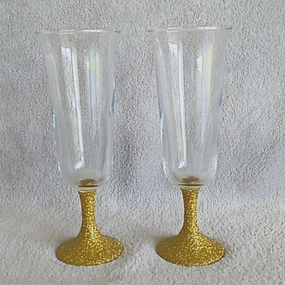 Pair of gold glitter champagne flute glasses